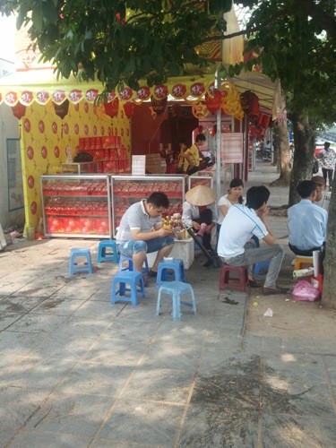 Vỉa hè trên đường Trần Duy Hưng, cổng Bic C Thăng Long đã bị chiếm dụng làm nơi bày bán các sản phẩm bánh trung thu của Kinh Đô